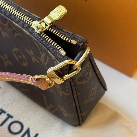 Louis Vuitton Pochette Accesoires - Picture 5 of 7